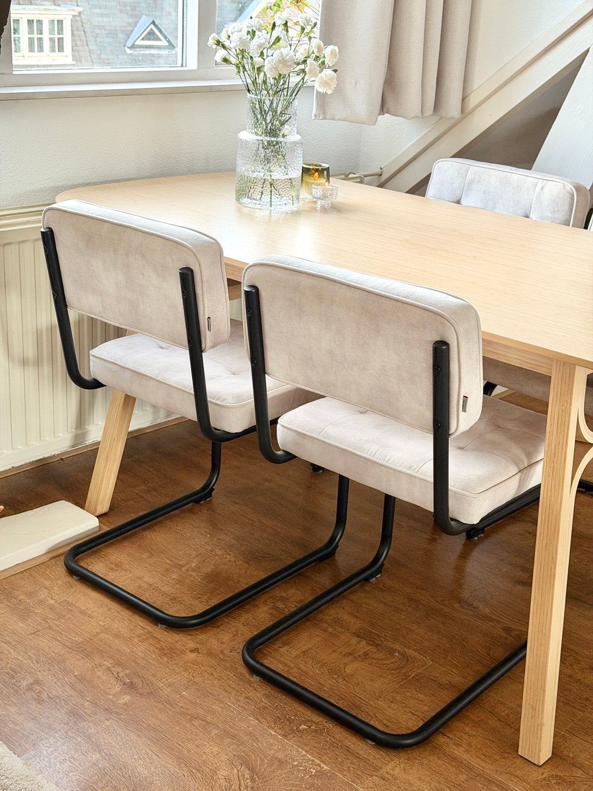Foto 6 van 4x beige eetkamerstoelen | Goossens