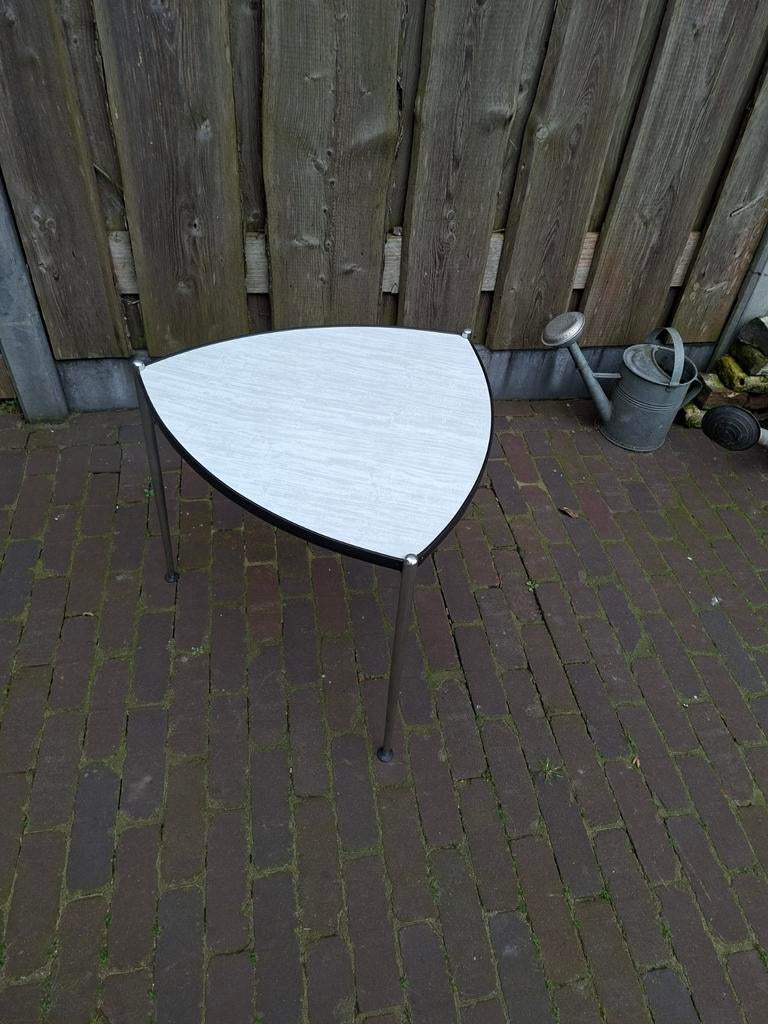 Vintage formica tafel met metalen poten., Minder dan 45 cm, Minder dan 55 cm, Gebruikt, Metaal of Aluminium
