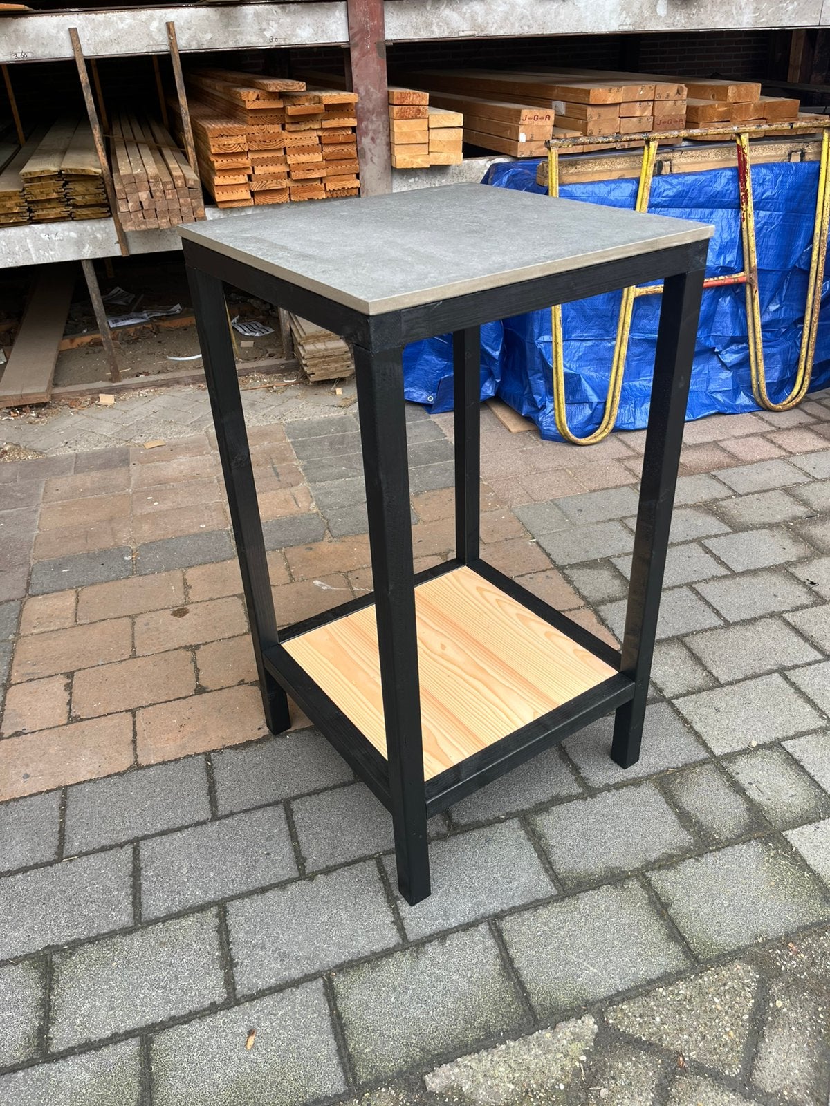 Bijzettafel. Statafel van douglas hout , keramisch blad, Ophalen, Nieuw, Rechthoekig