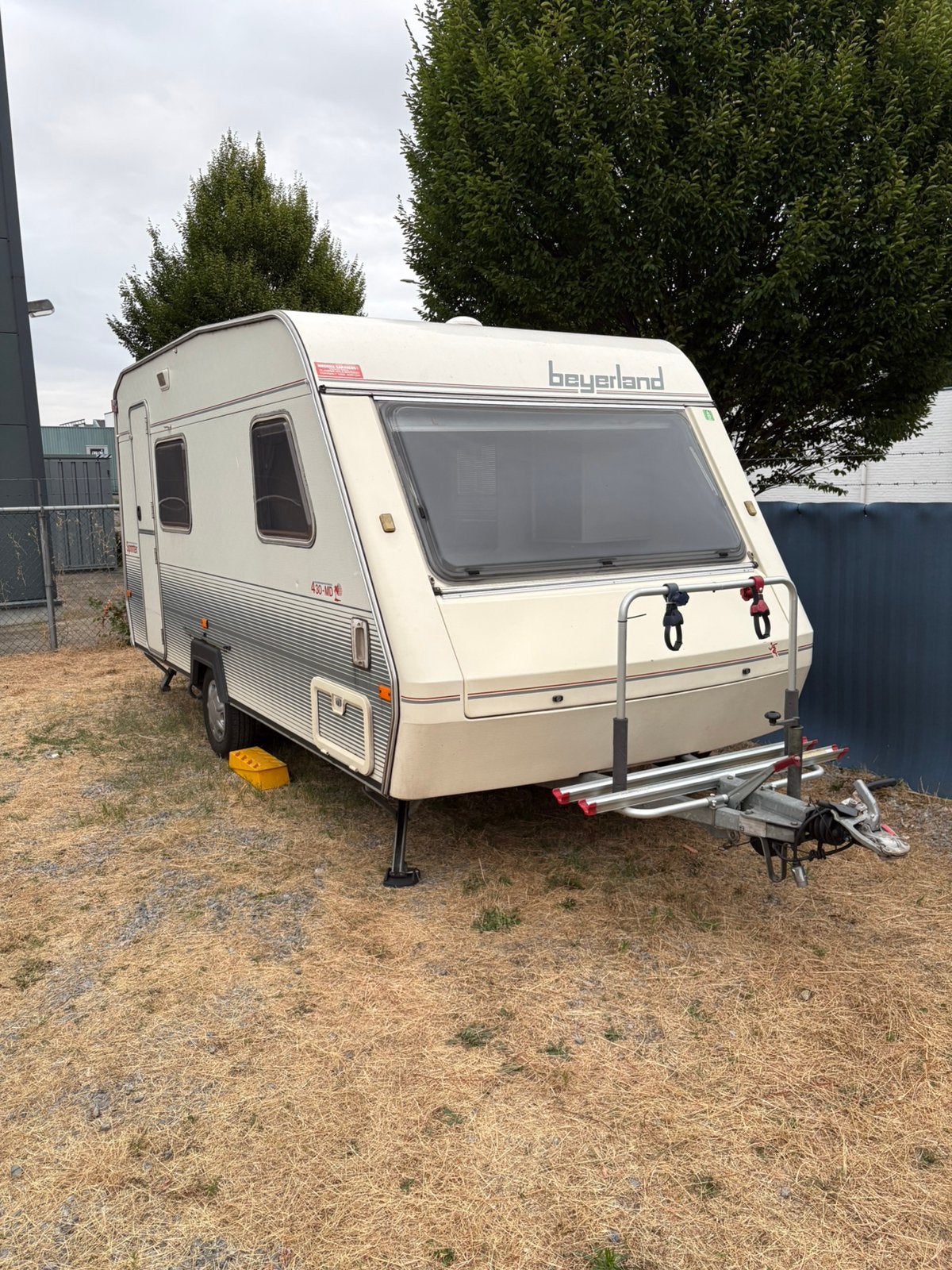 Beyerland Sprinter 430-MD (bouwjaar 1994), Caravans en Kamperen, Vast bed, Koelkast, Treinzit, 750 - 1000 kg