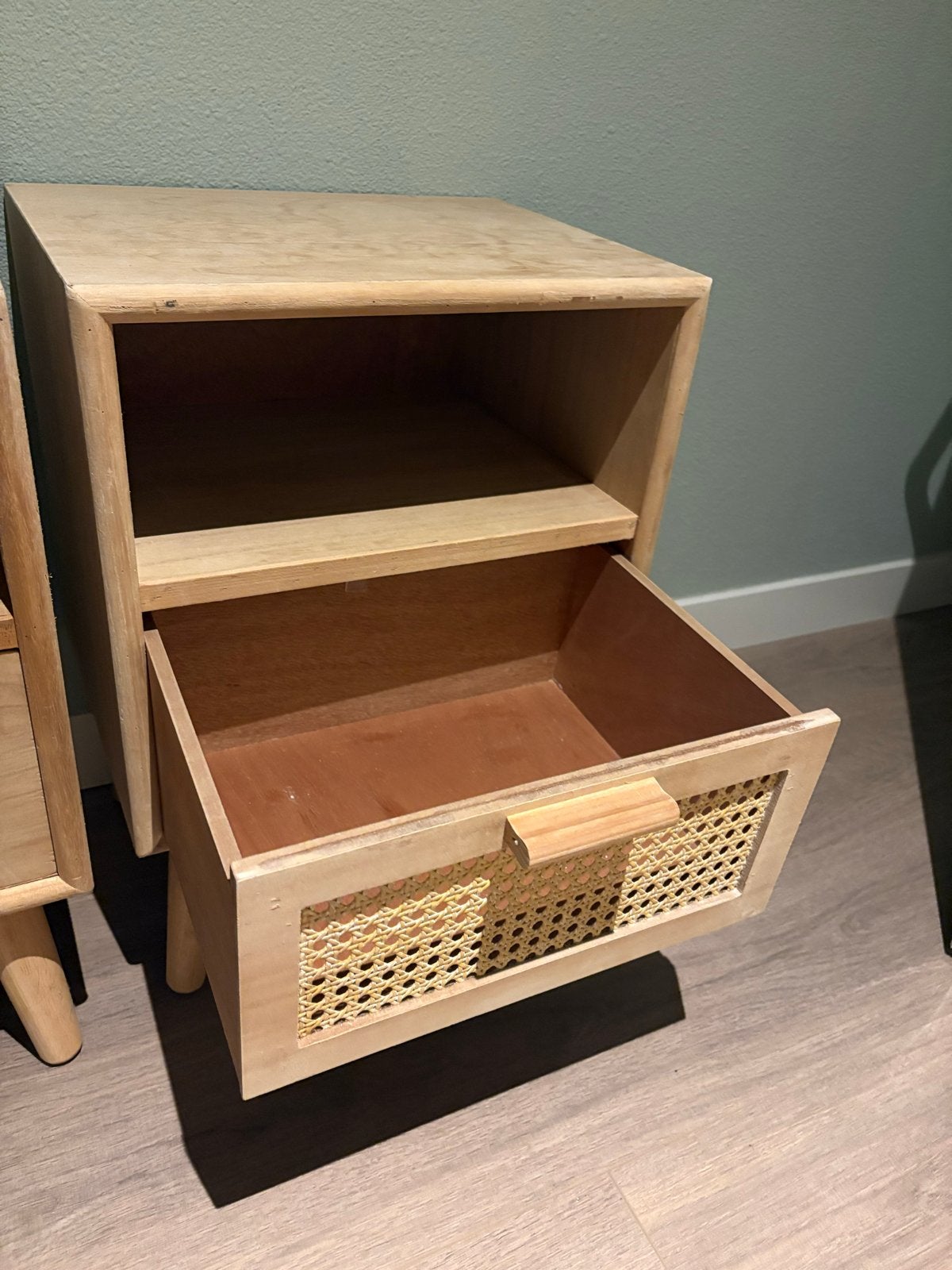 Set van 2 houten nachtkastjes met rotan lade, Ophalen, Gebruikt, 55 tot 70 cm, 45 tot 65 cm