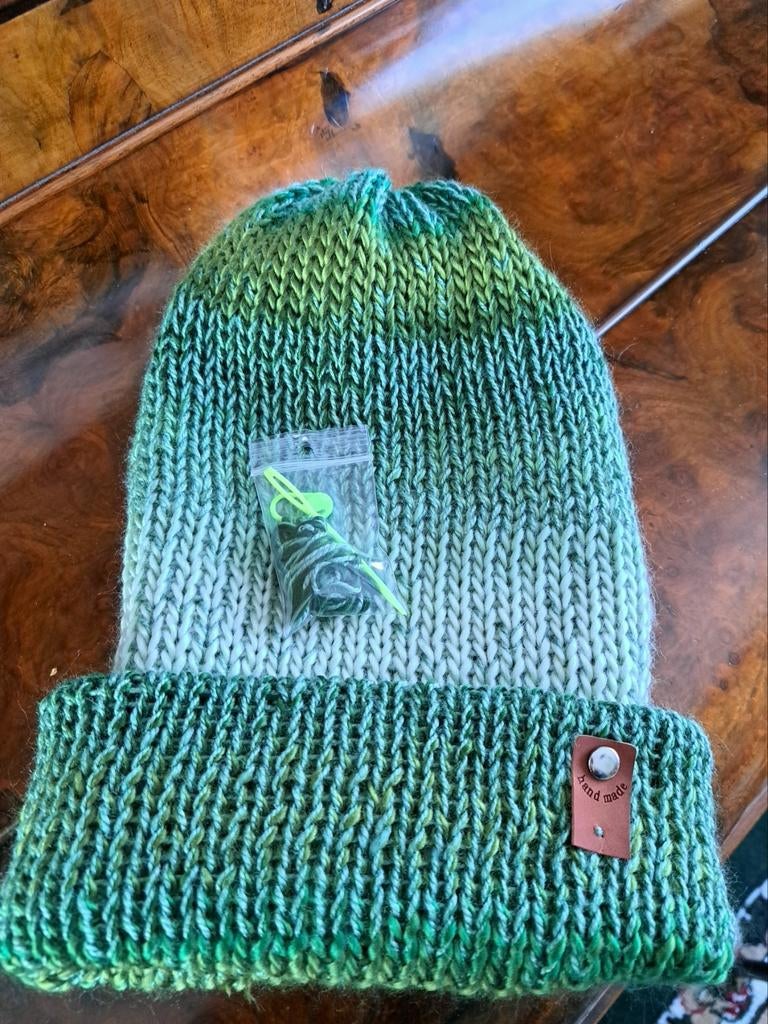 Nieuw handgemaakte dubbelgebreide beanie/muts in groentinten, Ophalen of Verzenden, Nieuw, Muts