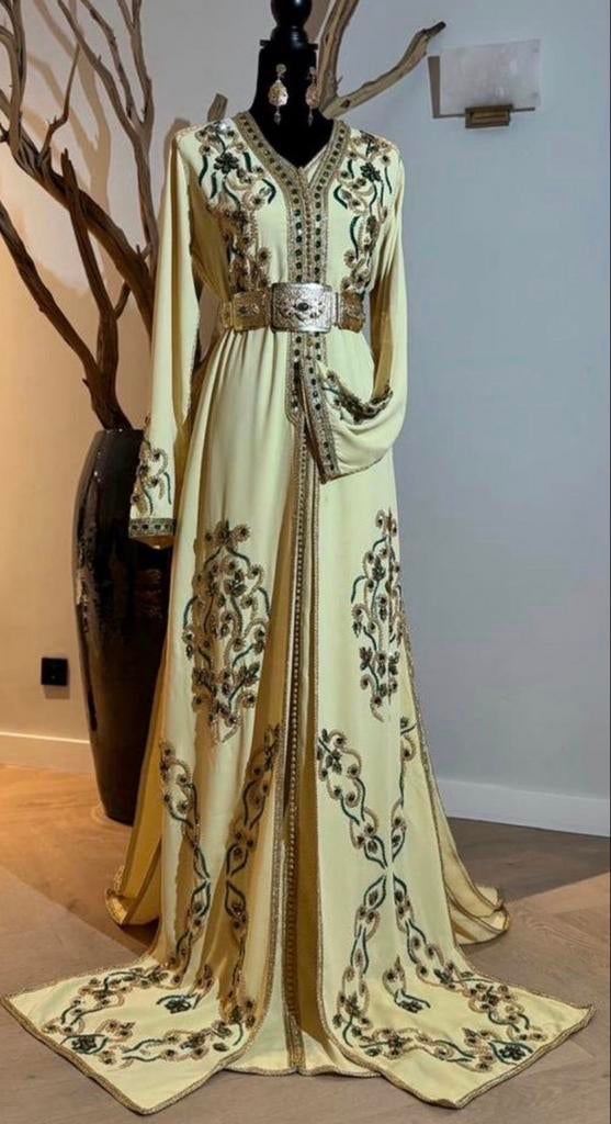 handbewerkte takchita Butteryellow met groen, Kleding | Dames, Gelegenheidskleding, Maat 38/40 (M), Galajurk, Geel, Ophalen of Verzenden