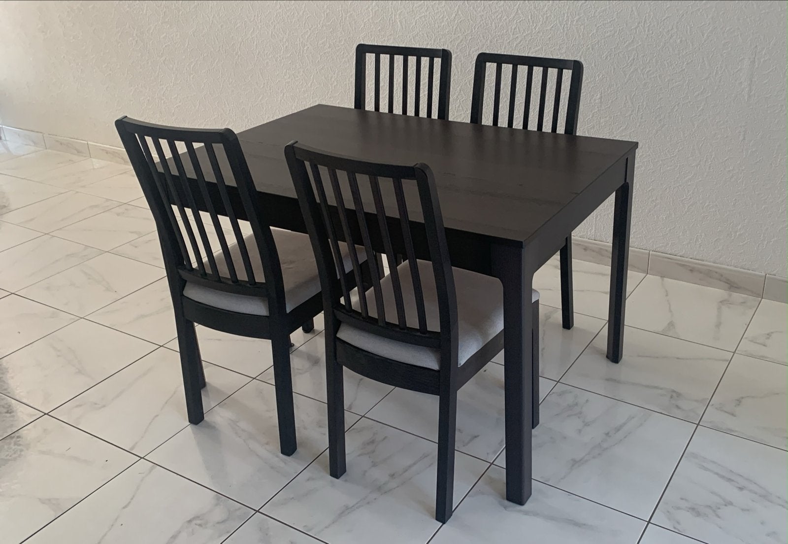 Uitschuifbare eettafel met 4 stoelen - Donkerbruin/zwart, Huis en Inrichting, Tafels | Eettafels, Ophalen, 50 tot 100 cm, Zo goed als nieuw