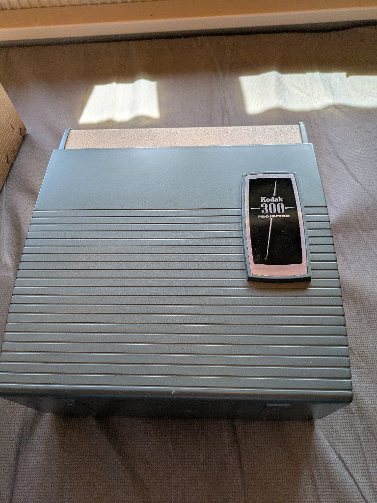 Vintage Kodak diaprojector incl. scherm, Audio, Tv en Foto, Diaprojectors, Ophalen, Zo goed als nieuw, Met scherm