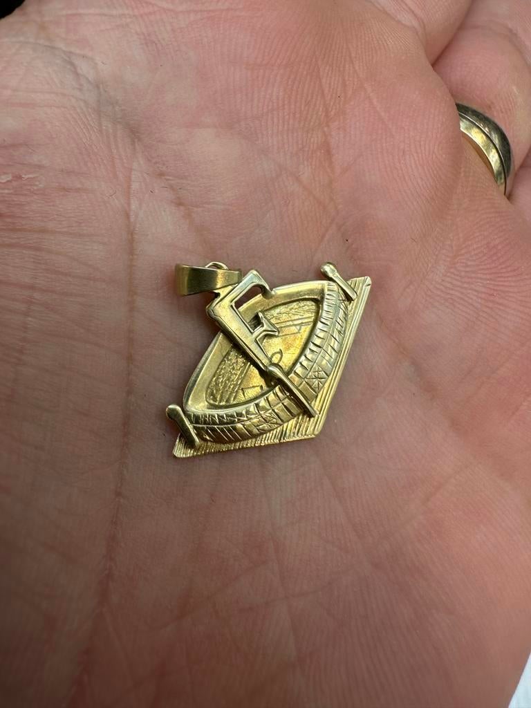 14k Gouden Feyenoord Hanger - Stadion De Kuip, Ophalen of Verzenden, Zo goed als nieuw, Goud, Overige voorstellingen
