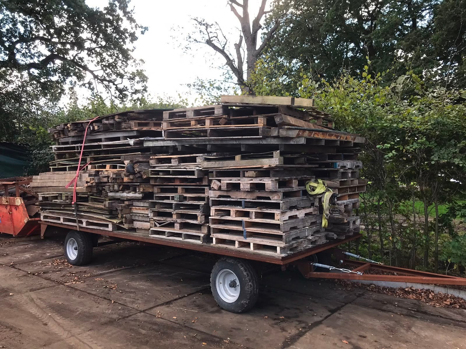 Grote partij gebruikte pallets en hout brandhout, Ophalen