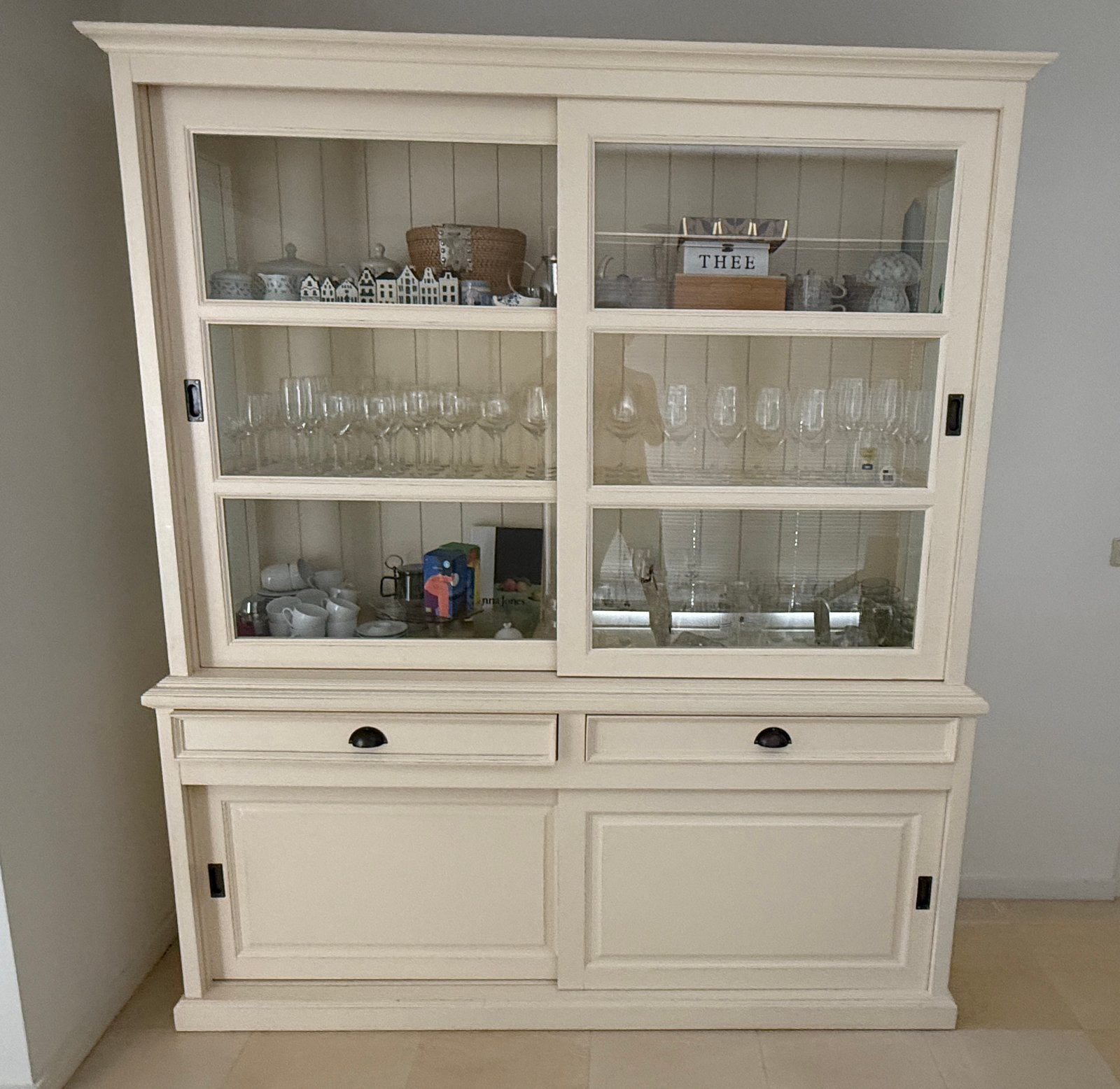 Mooie warm witte servieskast / buffetkast / vitrinekast, Ophalen, Gebruikt, Met deur(en), 200 cm of meer