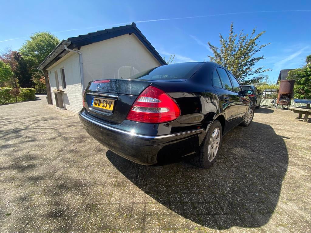 Mercedes-Benz E-Klasse 1.8 E200 Kompressor Sedan AUT 2004, Auto's, Mercedes-Benz, Automaat, Zwart, 4 cilinders, 1796 cc