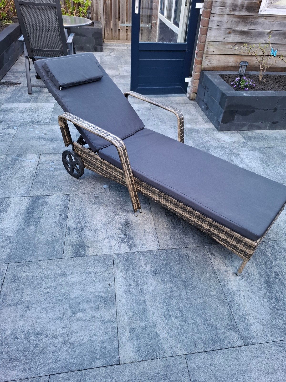 Comfortabele Wicker Ligstoel met Wielen en Kussen, Ophalen, Gebruikt, Wicker, Verrijdbaar
