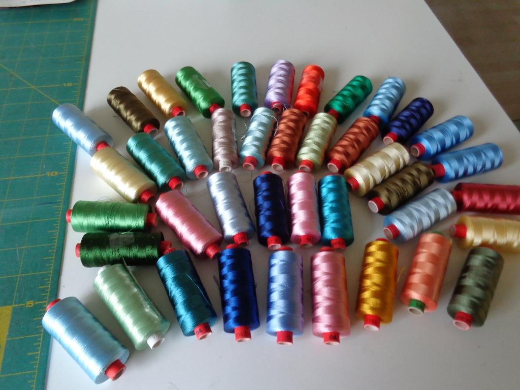 Set van 22 klossen Madeira 1,50 (uitverkoop) € 1,50, Verzenden, Nieuw, Machineborduren, Borduurgaren of Zijde