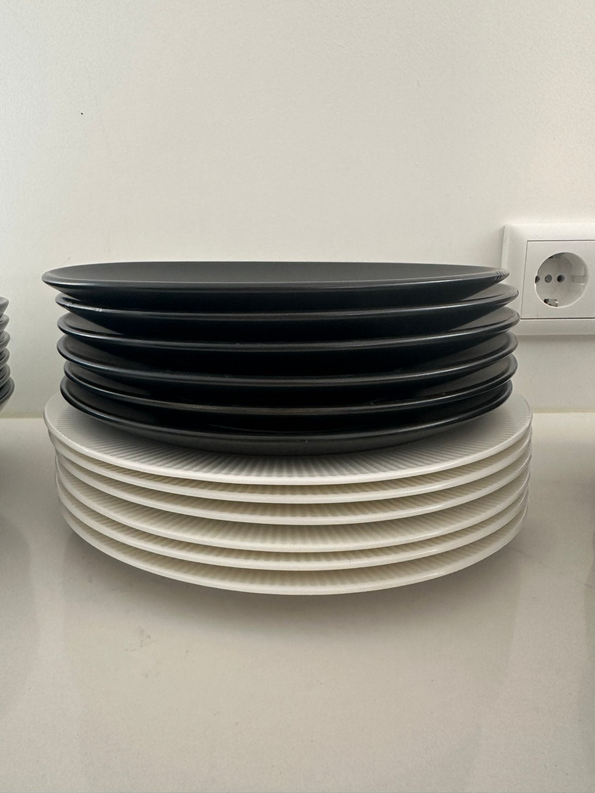 Servies set: zwarte borden en kommen, witte borden, Ophalen, Gebruikt, Keramiek, Modern