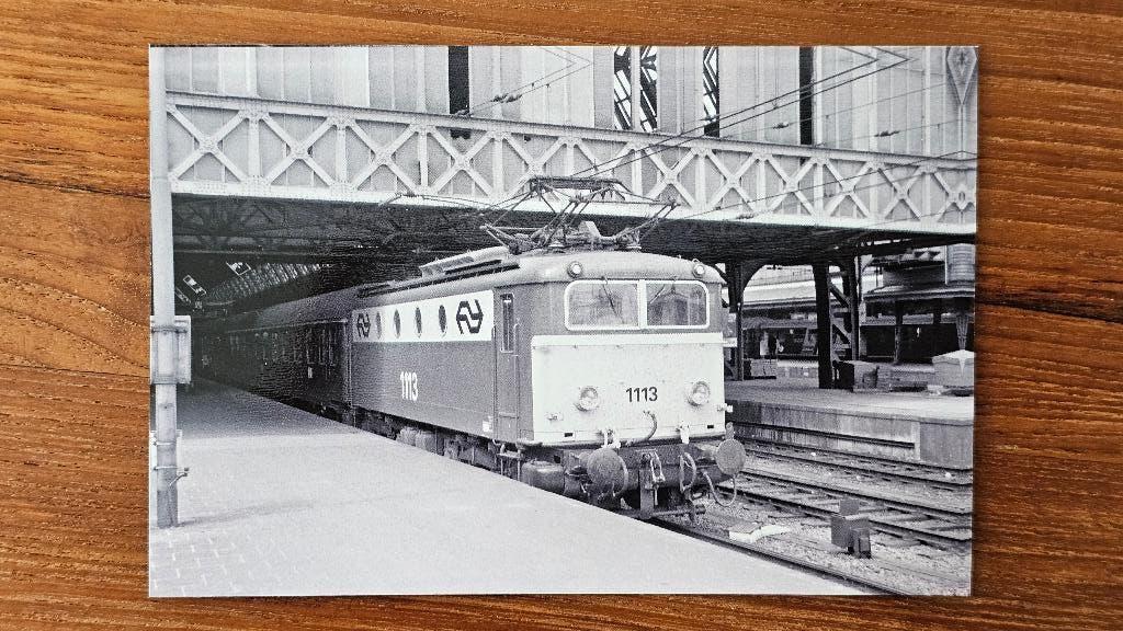 Foto TREIN NS Nederlandse Spoorwegen Loc 1113, Verzamelen, Spoorwegen en Tramwegen, Verzenden, Gebruikt, Trein, Overige typen