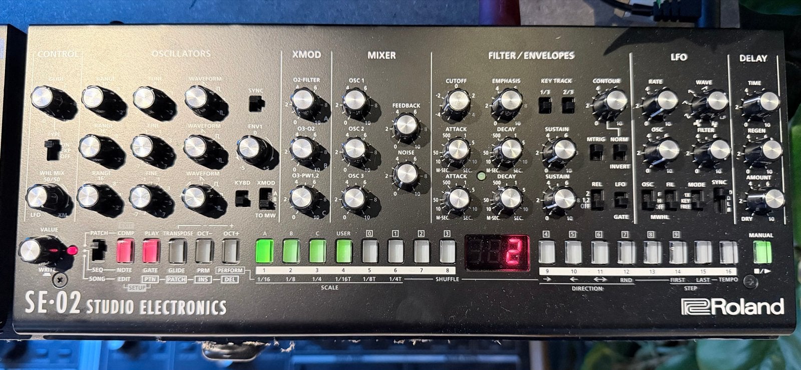Roland SE-02 analoge synthesizer in goede staat, Roland, Zo goed als nieuw, Met midi-aansluiting, Overige aantallen