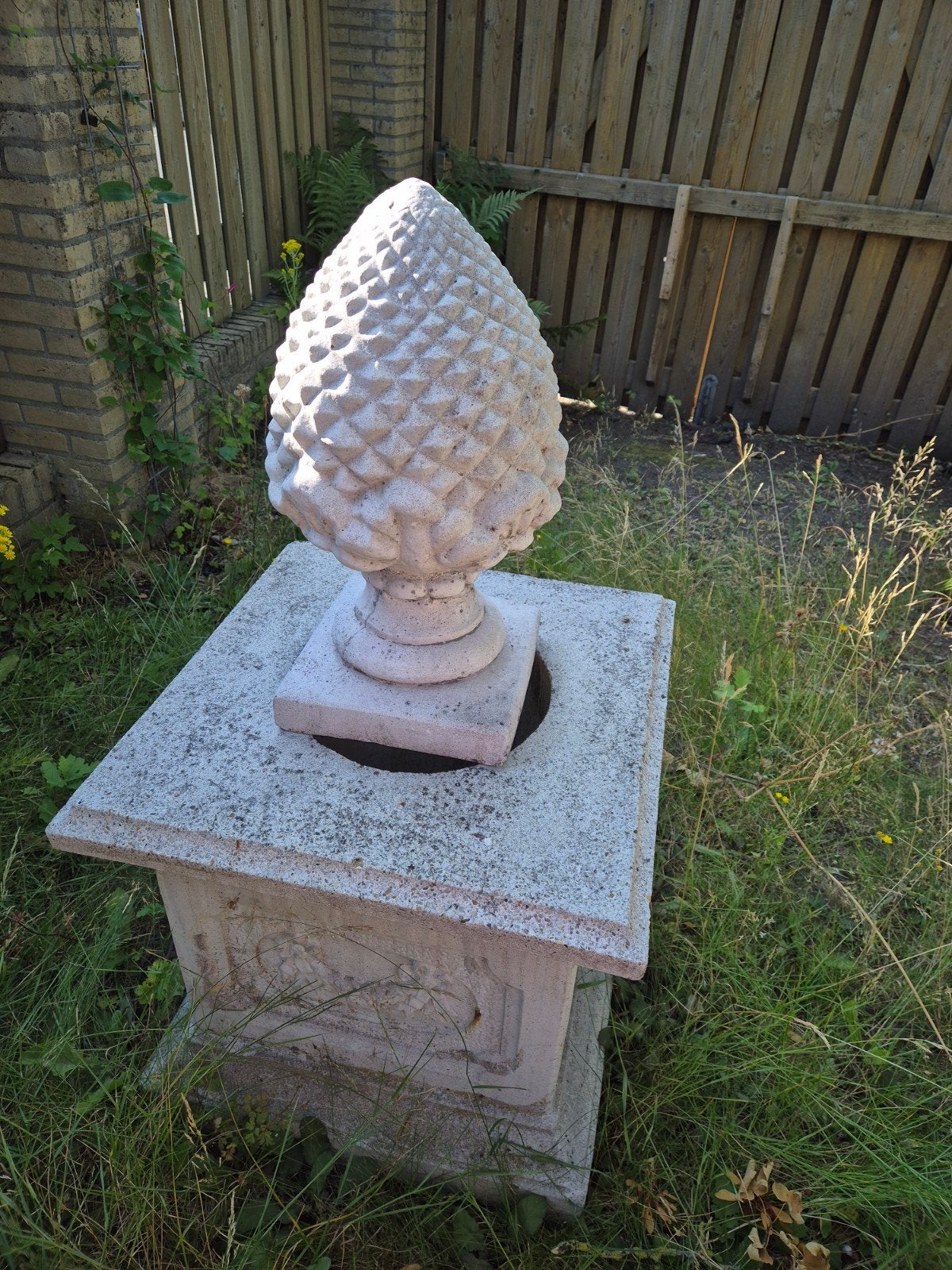 Beeld dennenappel op sokkel, Ophalen