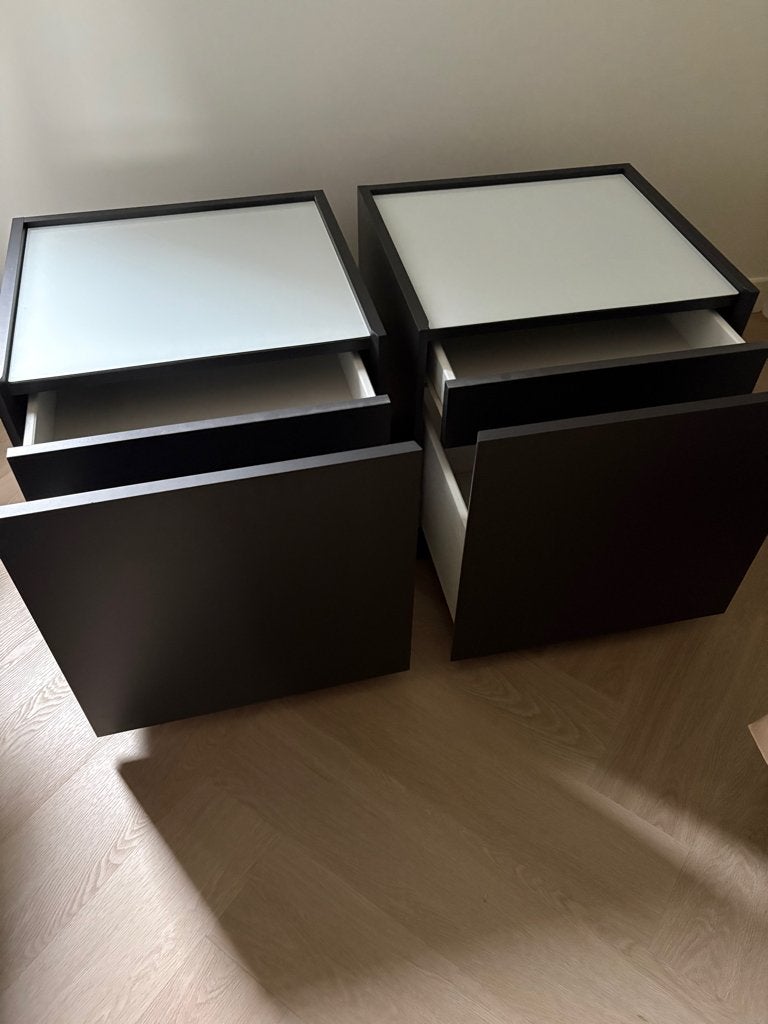2x Luxe IKEA Nachtkastje met Glazen Plaat - 50x45x50 cm, Huis en Inrichting, Slaapkamer | Nachtkastjes, Ophalen, Zo goed als nieuw