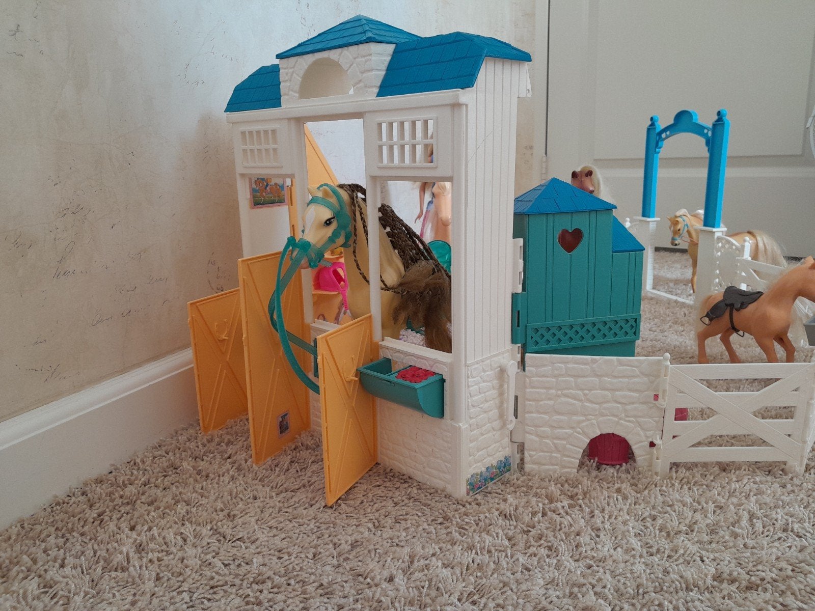Paarden manege Barbie mattel met toebehoren, Ophalen of Verzenden, Gebruikt, Meisje