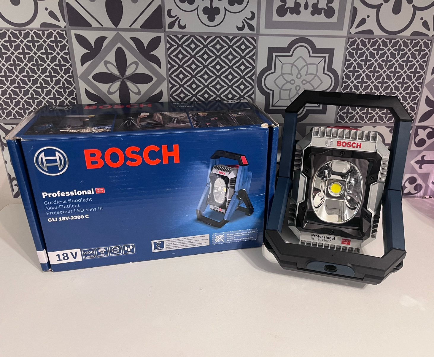 Nieuwe Bosch GLI 18V-2200 C + accu, Ophalen, Nieuw, Minder dan 50 watt, Lamp