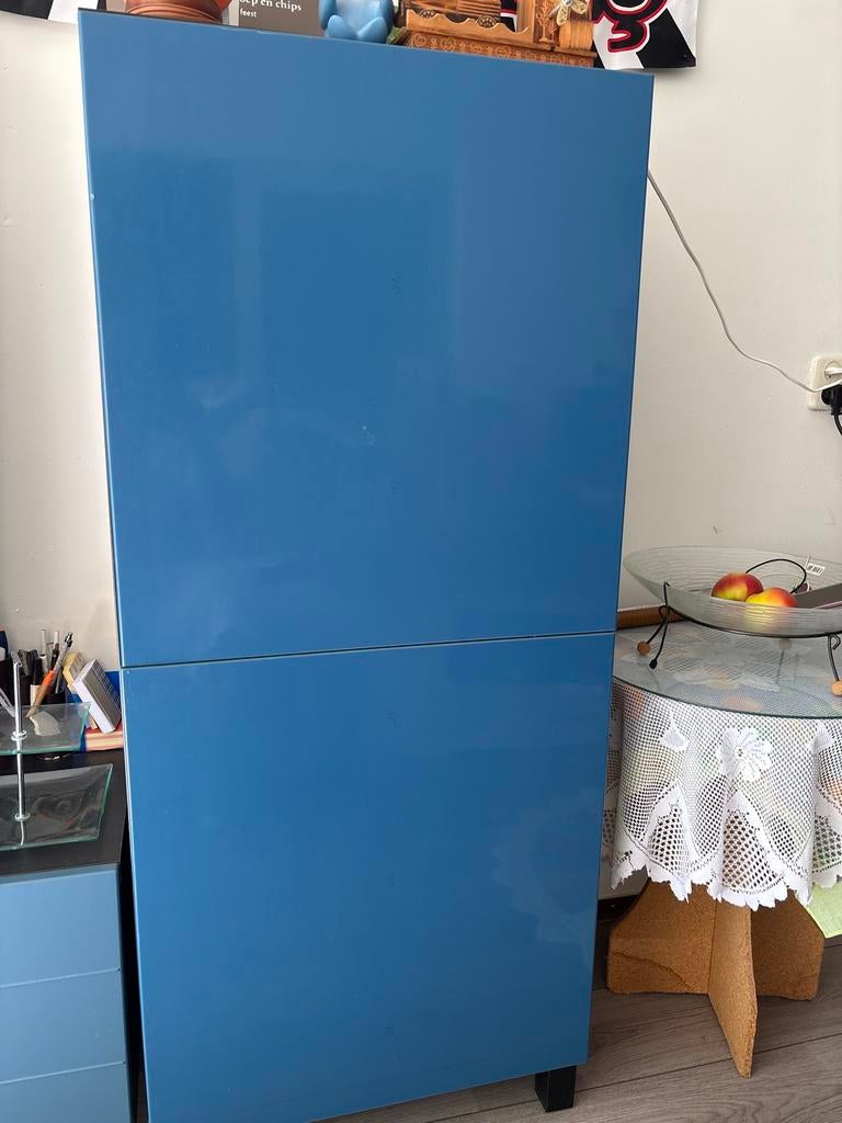 Blauwe kast met twee deuren, Huis en Inrichting, Kasten | Overige, Ophalen of Verzenden, Gebruikt
