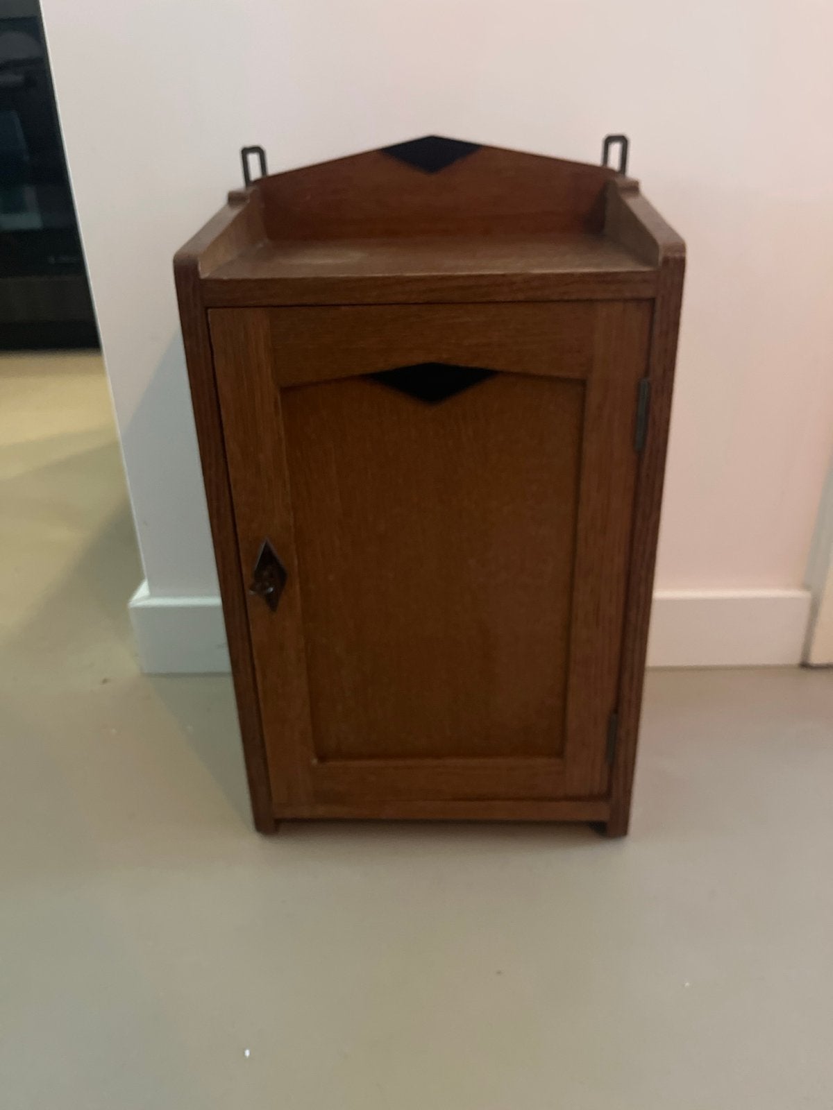 Vintage houten wandkastje met deur en legplank, Ophalen