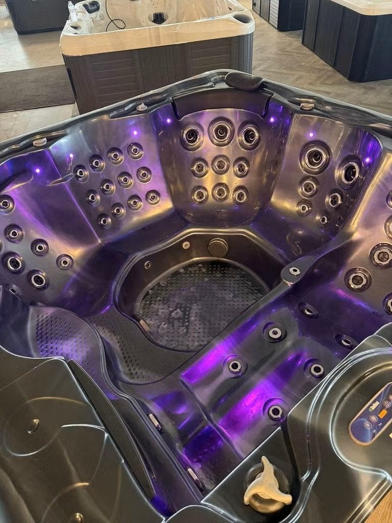 Luxe 5-persoons Spa 4 Zitplaatsen + 1 Ligplaats Bomvol Jets, Ophalen, Zo goed als nieuw, Trap, Vast
