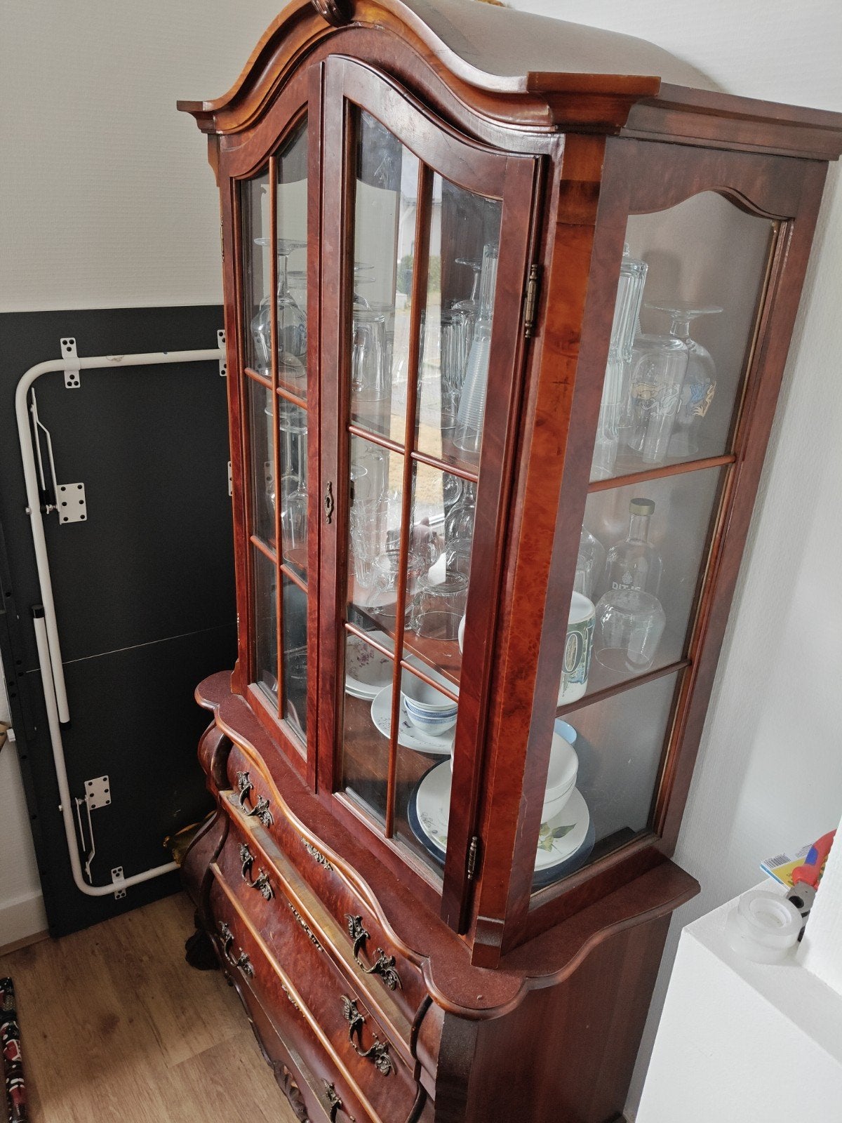 Antieke servieskast met glazen deuren, Ophalen of Verzenden