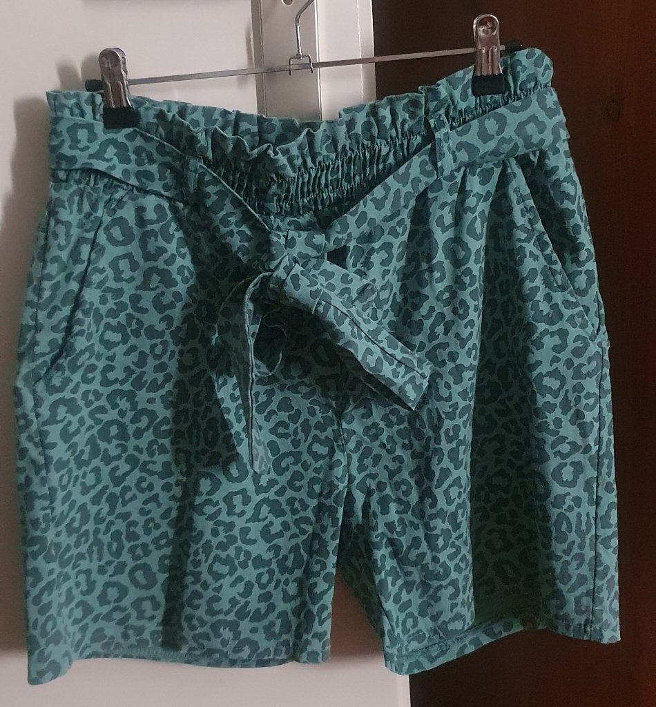 Korte damesbroek, Kleding | Dames, Broeken en Pantalons, Maat 38/40 (M), Kort, Ophalen of Verzenden, Groen