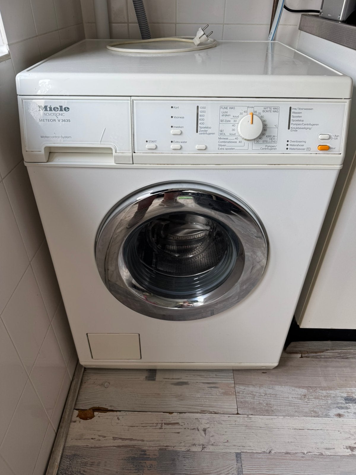 Miele wasmachine 5 kg novotronic, Ophalen, 1200 tot 1600 toeren, 4 tot 6 kg, Zo goed als nieuw