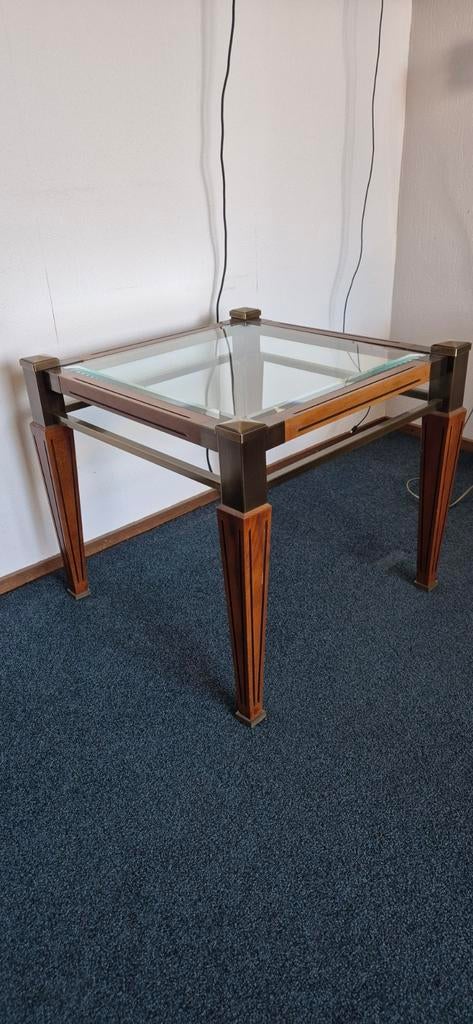 Notenhouten bijzettafel met geslepen glasrand, Huis en Inrichting, Tafels | Bijzettafels, Ophalen of Verzenden, Minder dan 55 cm