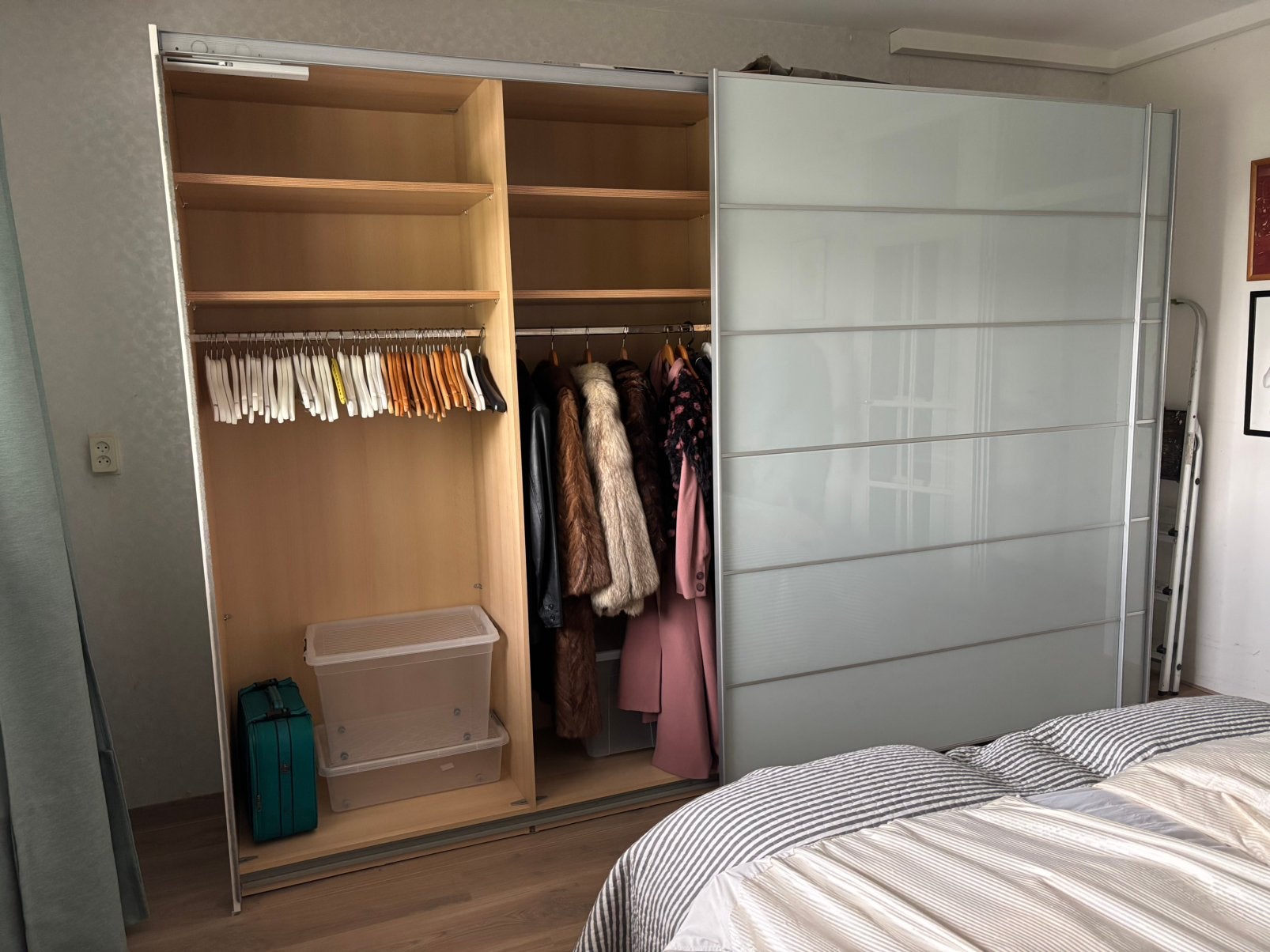 mooie hang/leg linnenkast met schuifdeuren van glas, Met deur(en), Luxe uitstraling, 200 cm of meer, Ophalen of Verzenden
