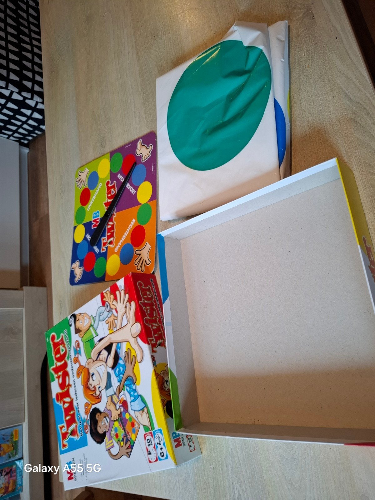 Twister spel - Het spel waar iedereen ondersteboven van is!, Hobby en Vrije tijd, Ophalen of Verzenden, Mb, Nvt, Nvt