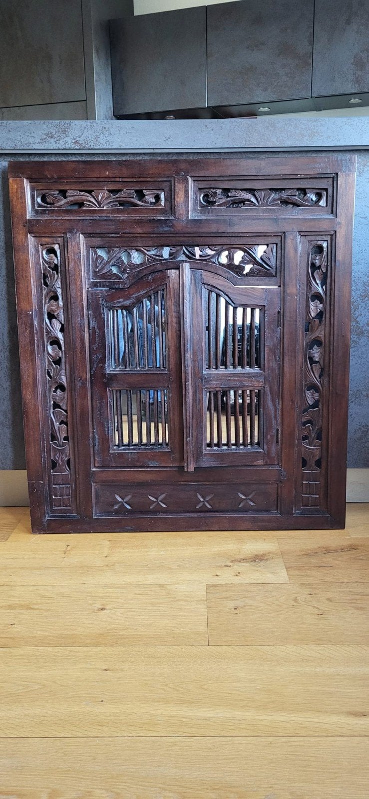 Koloniale wandspiegel met luiken en handsnijwerk, Ophalen