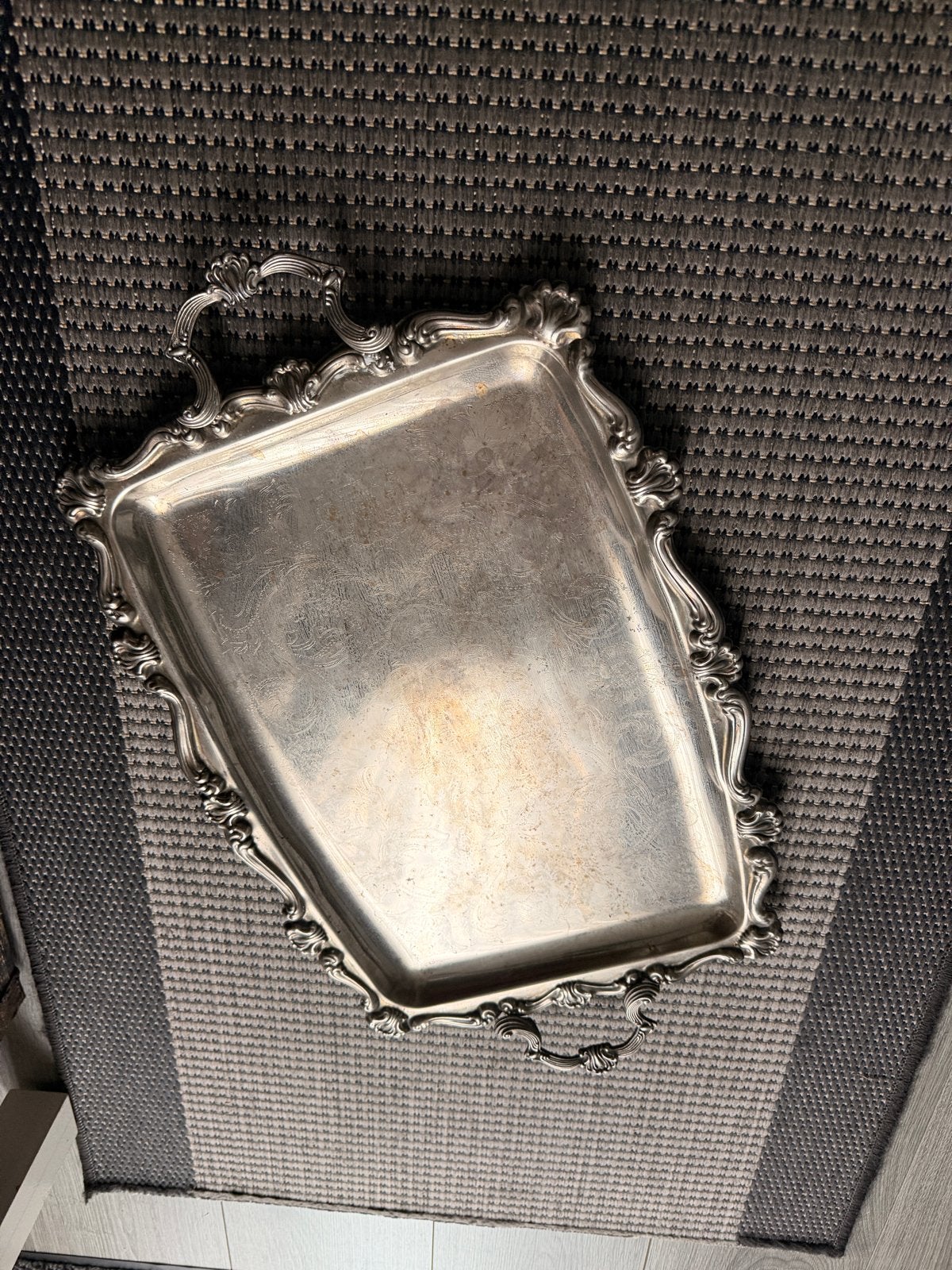 Antiek zilverkleurig dienblad met handvatten, Gebruikt, Decoratieve rand, Ophalen of Verzenden, Dienblad
