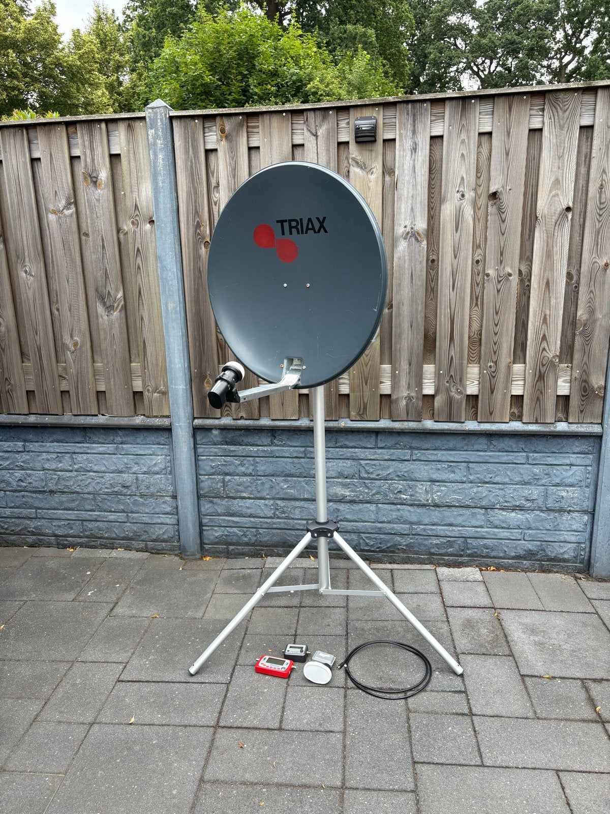 Triax schotelantenne met statief en accessoires, Ophalen, Gebruikt, (Schotel)antenne, Overige merken