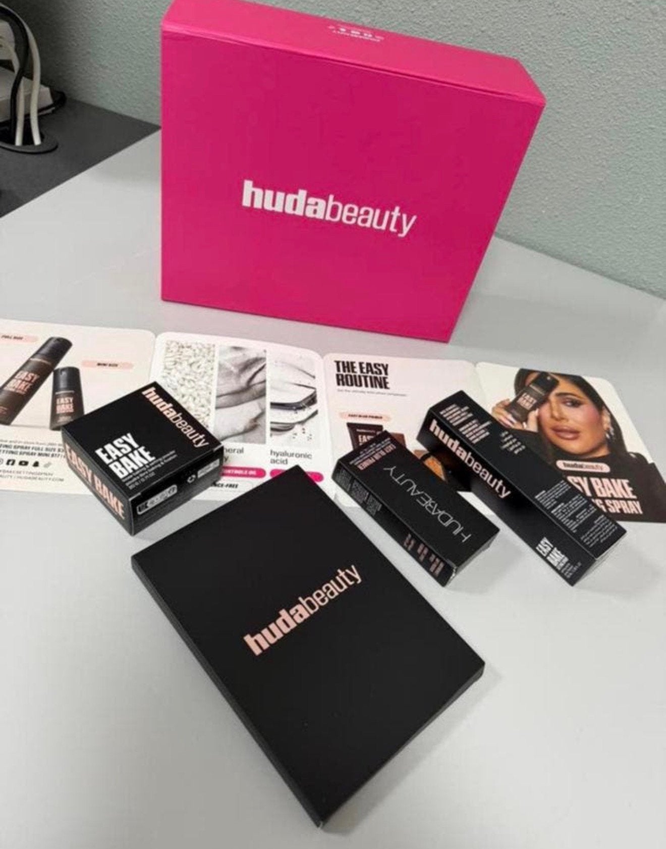 Huda Beauty Set NIEUW Spray, Primer, Powder, Spiegel make-up, Gehele gezicht, Nieuw, M, Ophalen of Verzenden