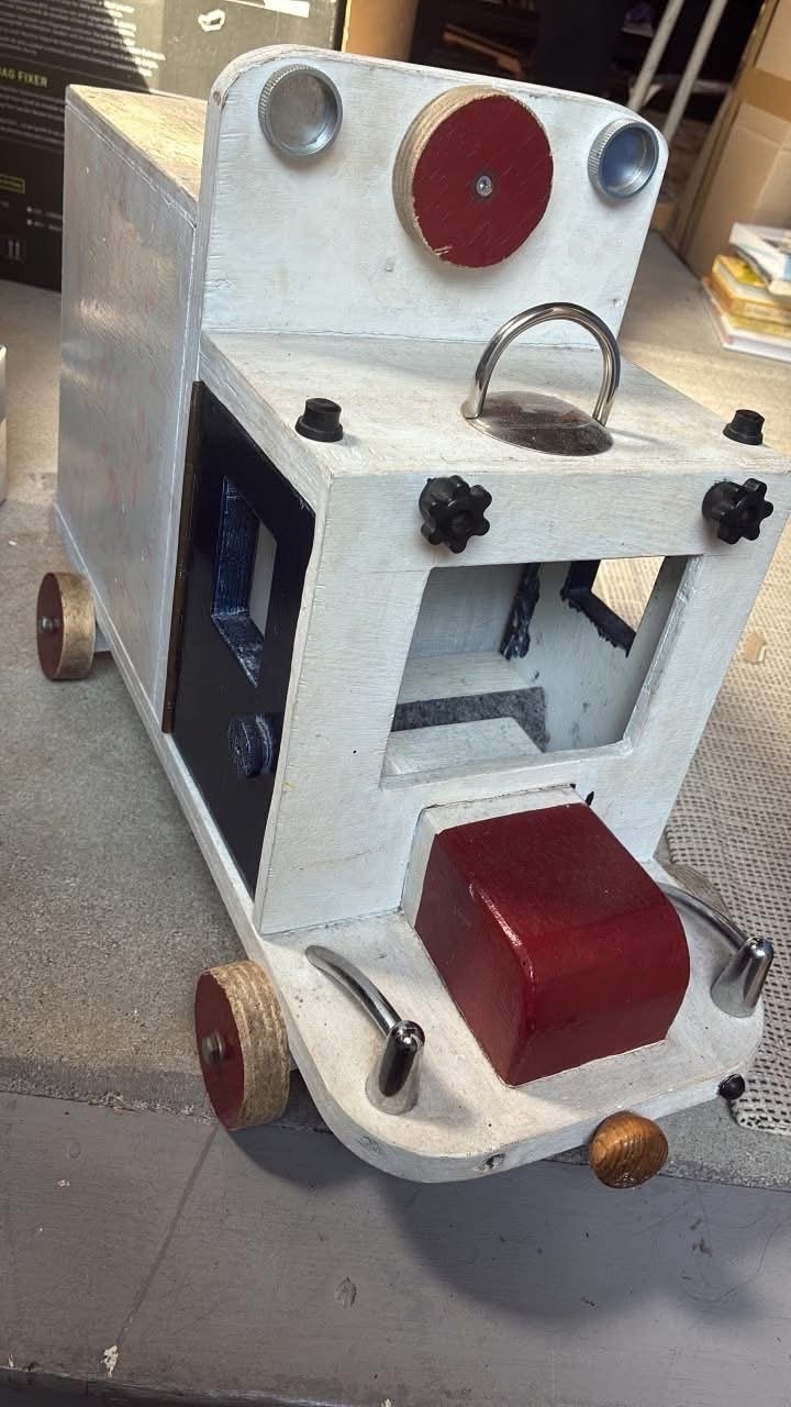 GRATIS!! Houten speelgoedvoertuig - Ambulance/Brandweerwagen, Ophalen of Verzenden, Gebruikt, Rij- of Hobbelspeelgoed