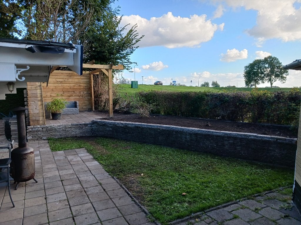 Foto 12 van te koop mooi chalet met tuinhuis naast zwem vis en vaarwater