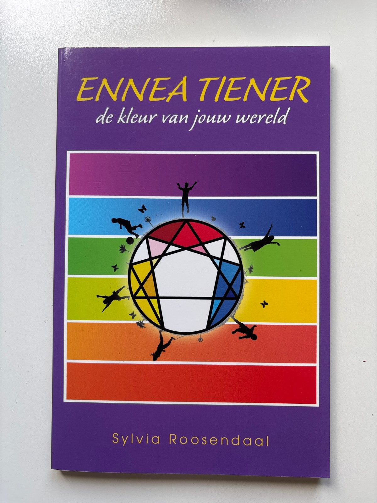 ENNEA TIENER: de kleur van jouw wereld - Sylvia Roosendaal, Ophalen of Verzenden, Zo goed als nieuw, Non-fictie