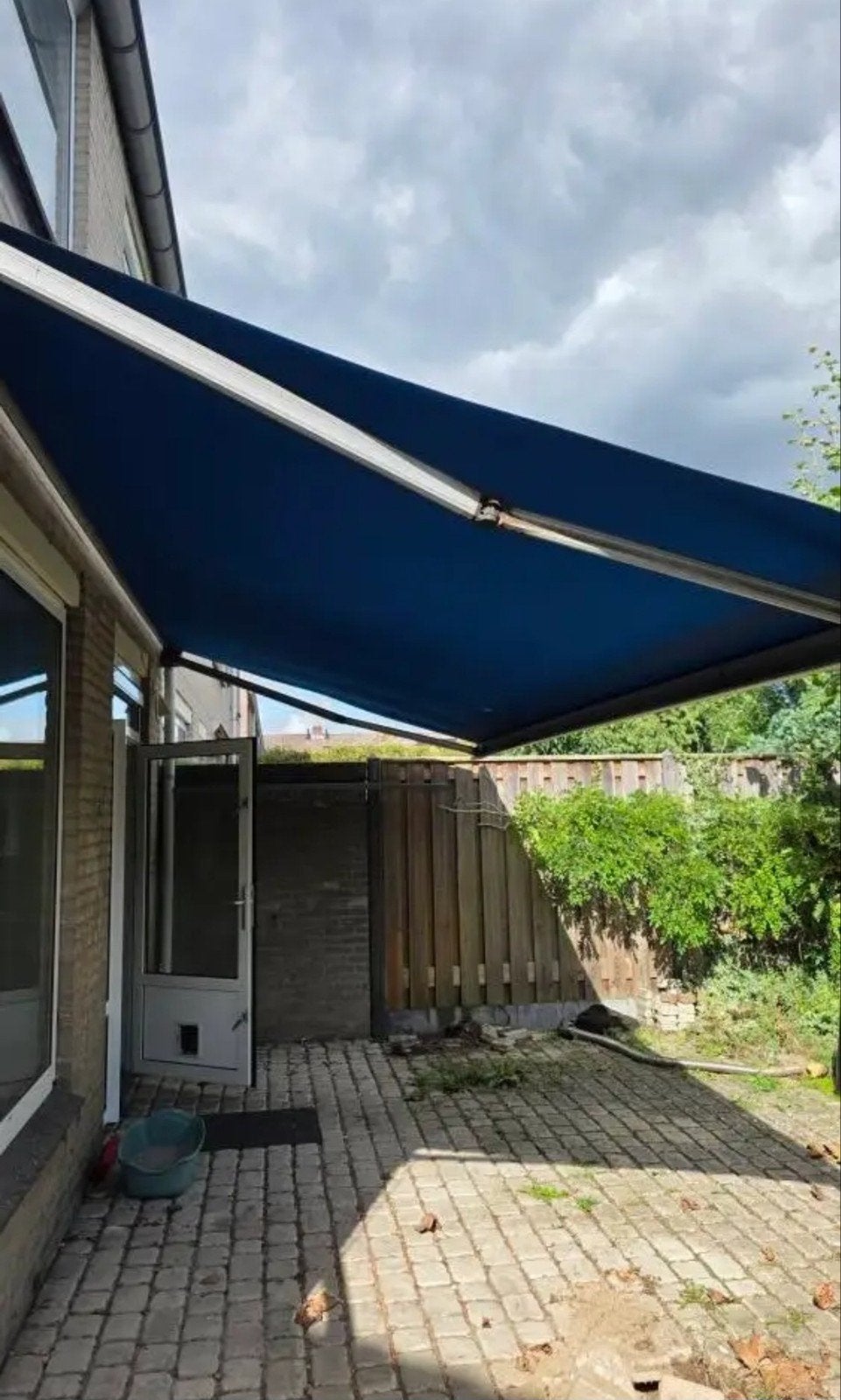 Blauwe luifel, 5.70m breed, 3.50m uitval, handbediend, Tuin en Terras, Ophalen