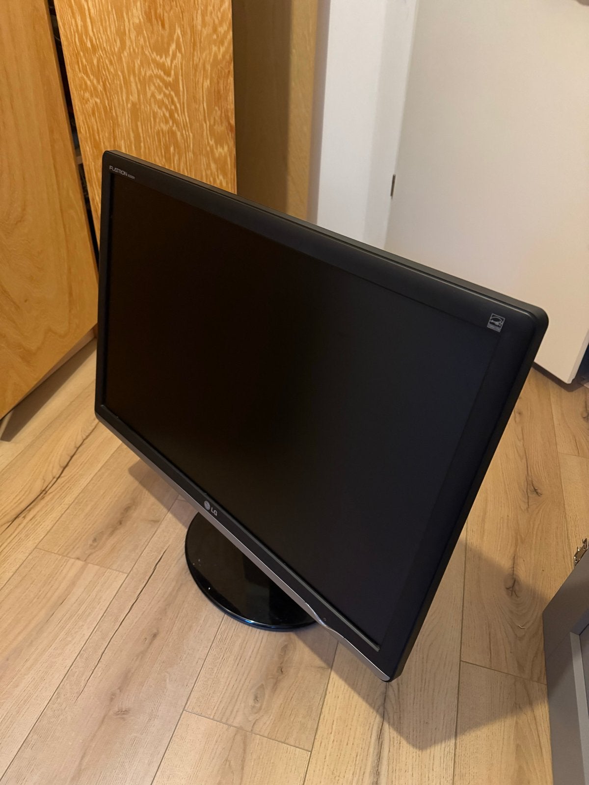 LG Monitor - 70x48cm scherm, geen HDMI, Computers en Software, Ophalen, Gebruikt, 60 Hz of minder, VGA