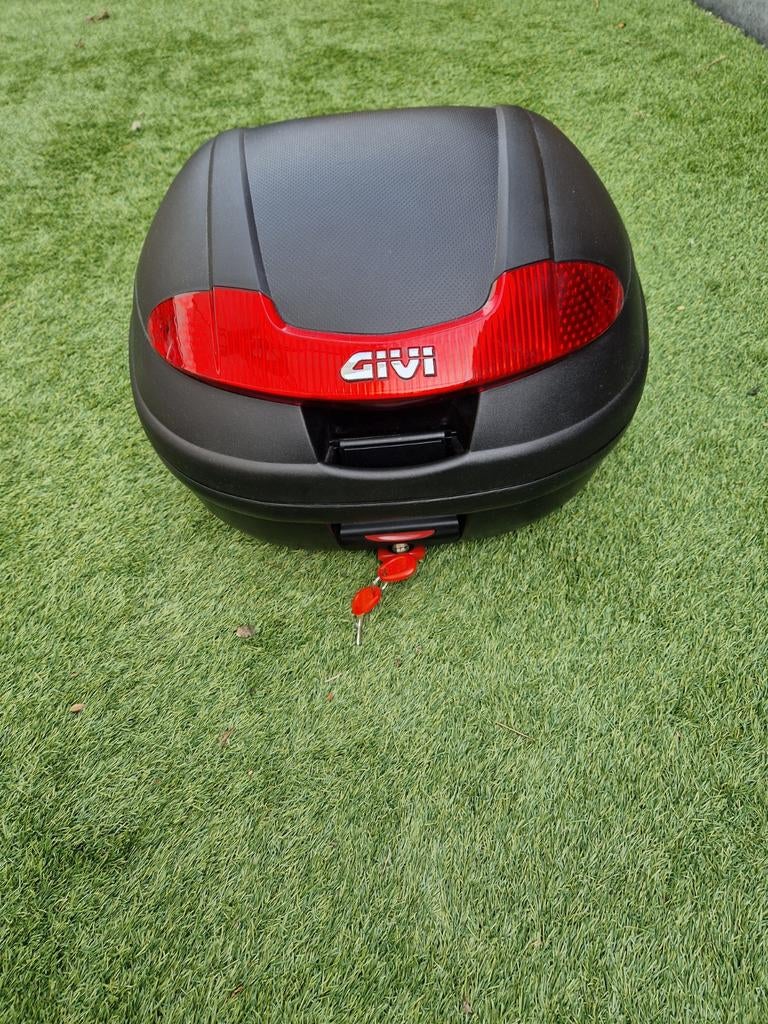 Givi E340 monolock topkoffer met 2 adapterplaten, Ophalen