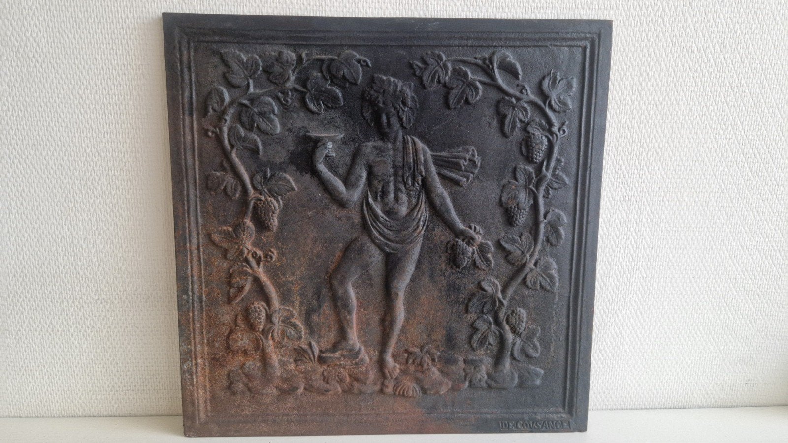 Antieke gietijzeren haardplaat met Bacchus-motief, Ophalen of Verzenden