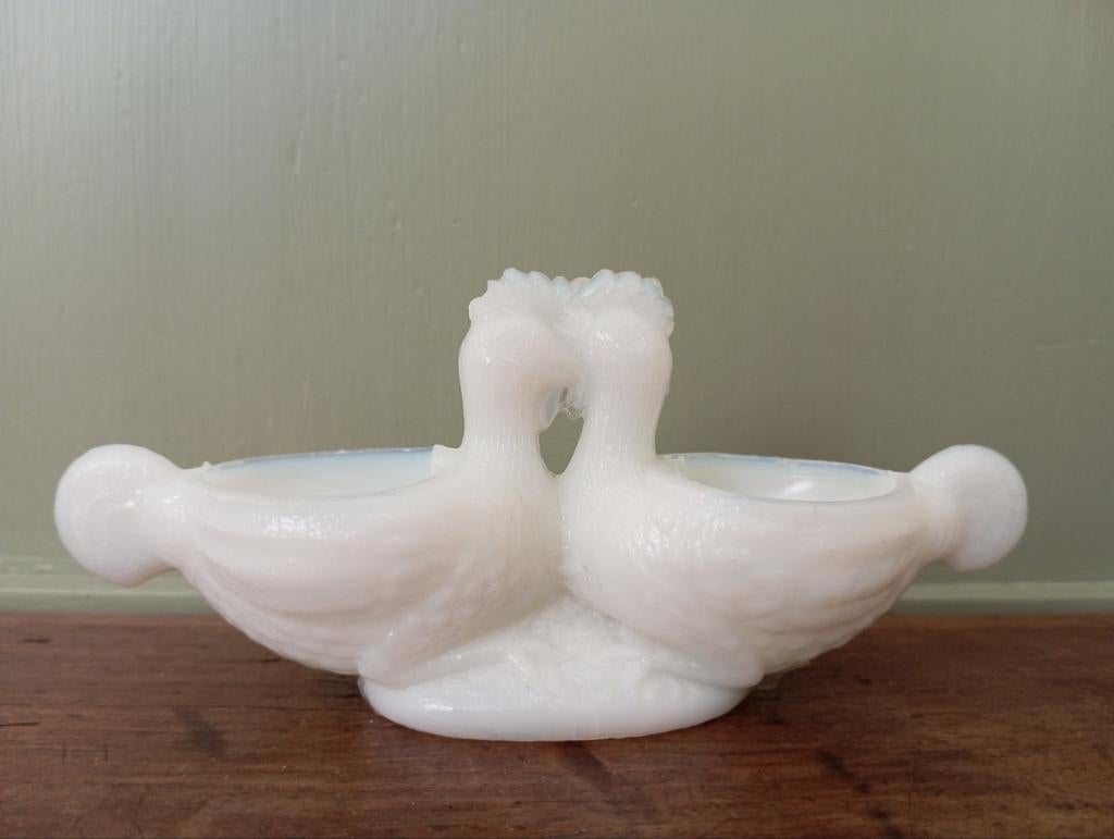 Antiek Melkglas Opaline Peper- en Zoutstel Duiven, Antiek en Kunst, Antiek | Glas en Kristal, Ophalen of Verzenden