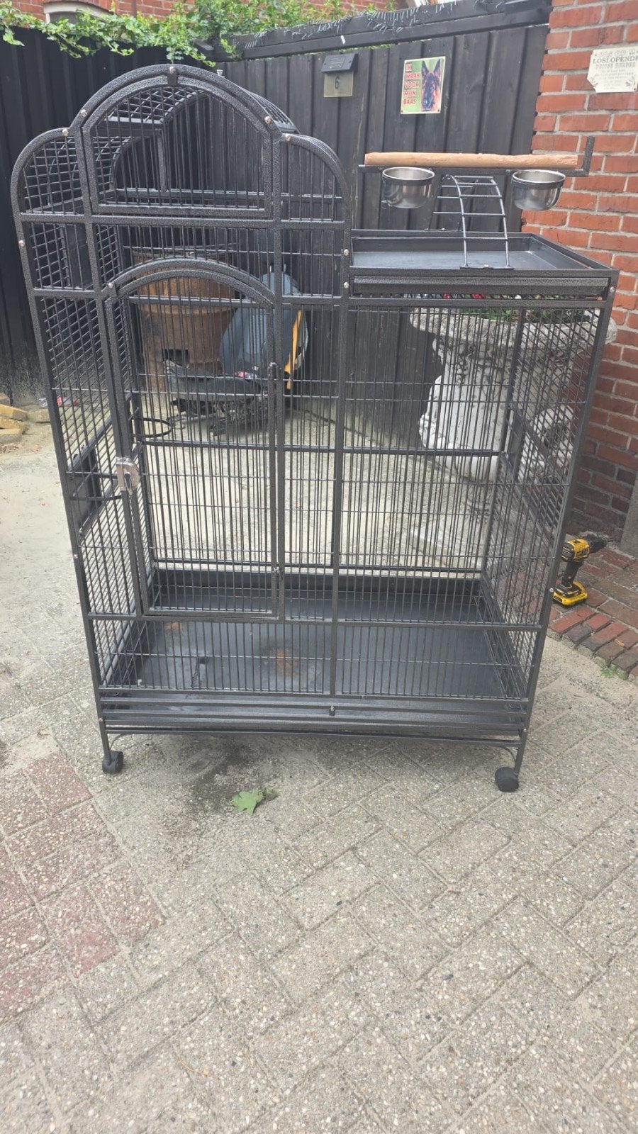 Grote luxe vogelkooi / papegaaienkooi met opvangrand, Dieren en Toebehoren, Ophalen, Zo goed als nieuw, Metaal, Vogelkooi
