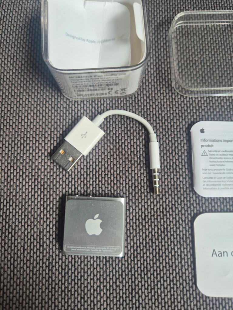 Apple iPod Shuffle 2GB Zilver originele doos en kabel A1373, Audio, Tv en Foto, Mp3-spelers | Apple iPod, Shuffle, Ophalen of Verzenden