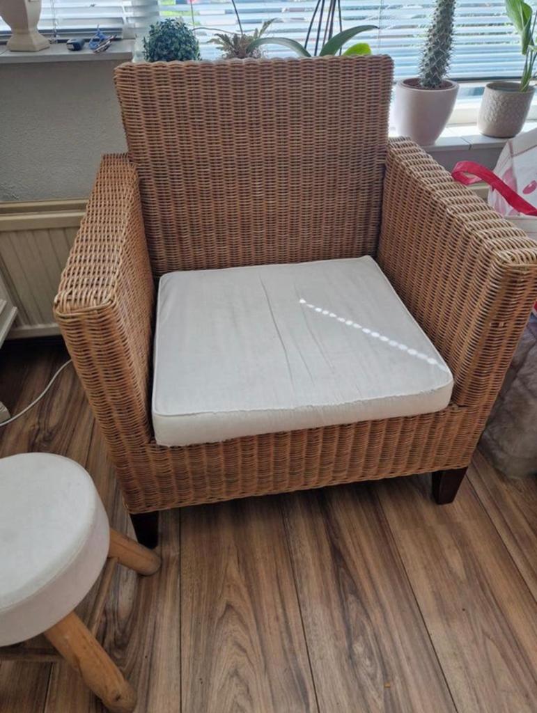 Rotan fauteuil met kussen, Tuin en Terras, Bloembakken en Plantenbakken, Ophalen of Verzenden, Zo goed als nieuw
