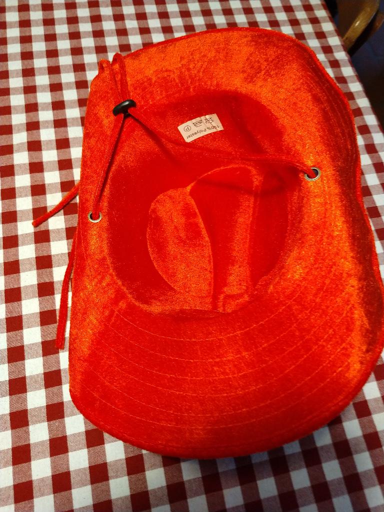 Rode cowboyhoed en een zwarte hoed. Eur 7,50 per stuk bekijk, Ophalen of Verzenden, Nieuw, Carnaval, Accessoires