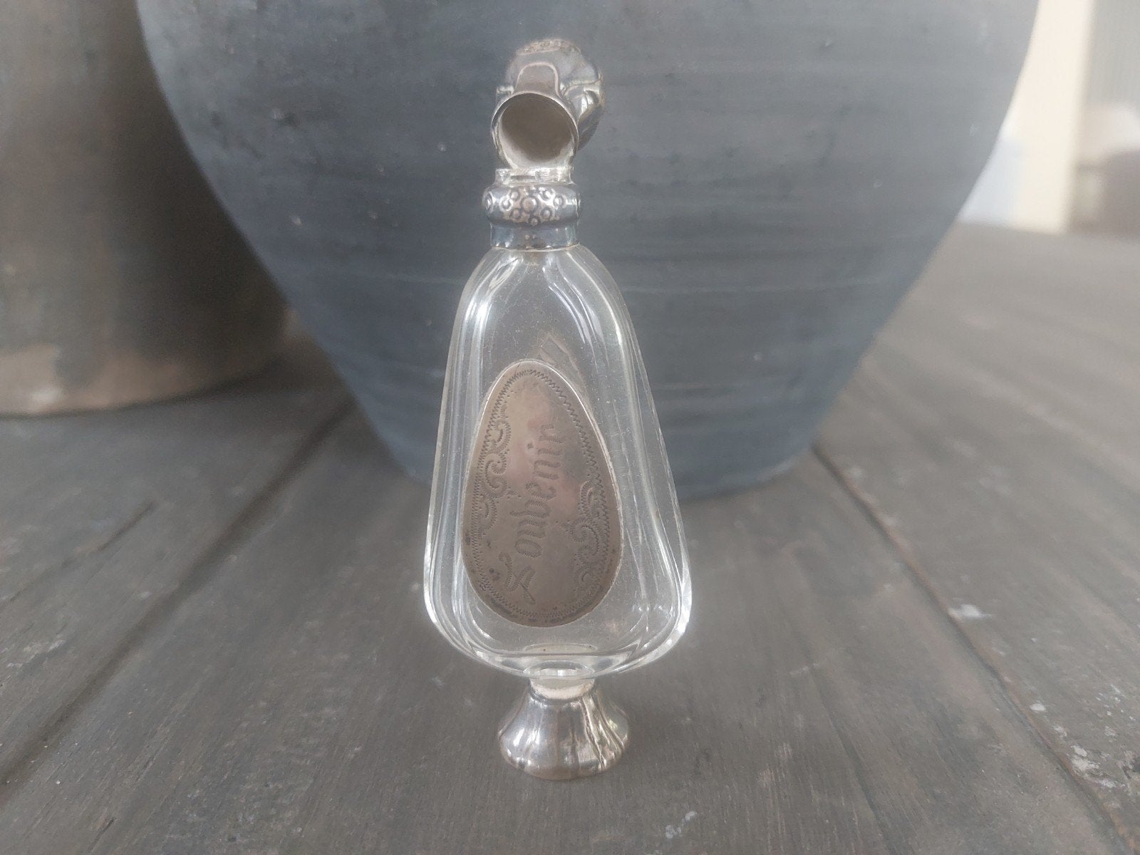 Antieke parfumflesje met zilveren dop en 'Souvenir' inscript, Antiek en Kunst, Ophalen of Verzenden