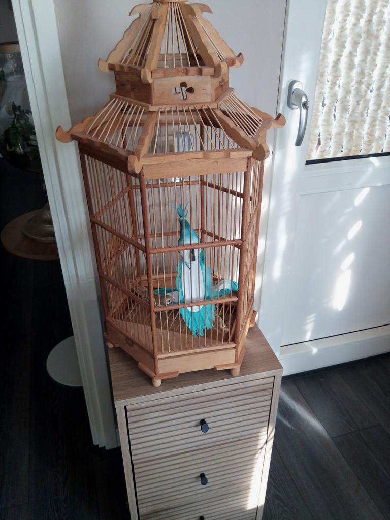 Zeer mooie houten vogelkooi nieuw, Dieren en Toebehoren, Vogels | Hokken en Kooien, Ophalen of Verzenden, Nieuw, Hout, Vogelkooi