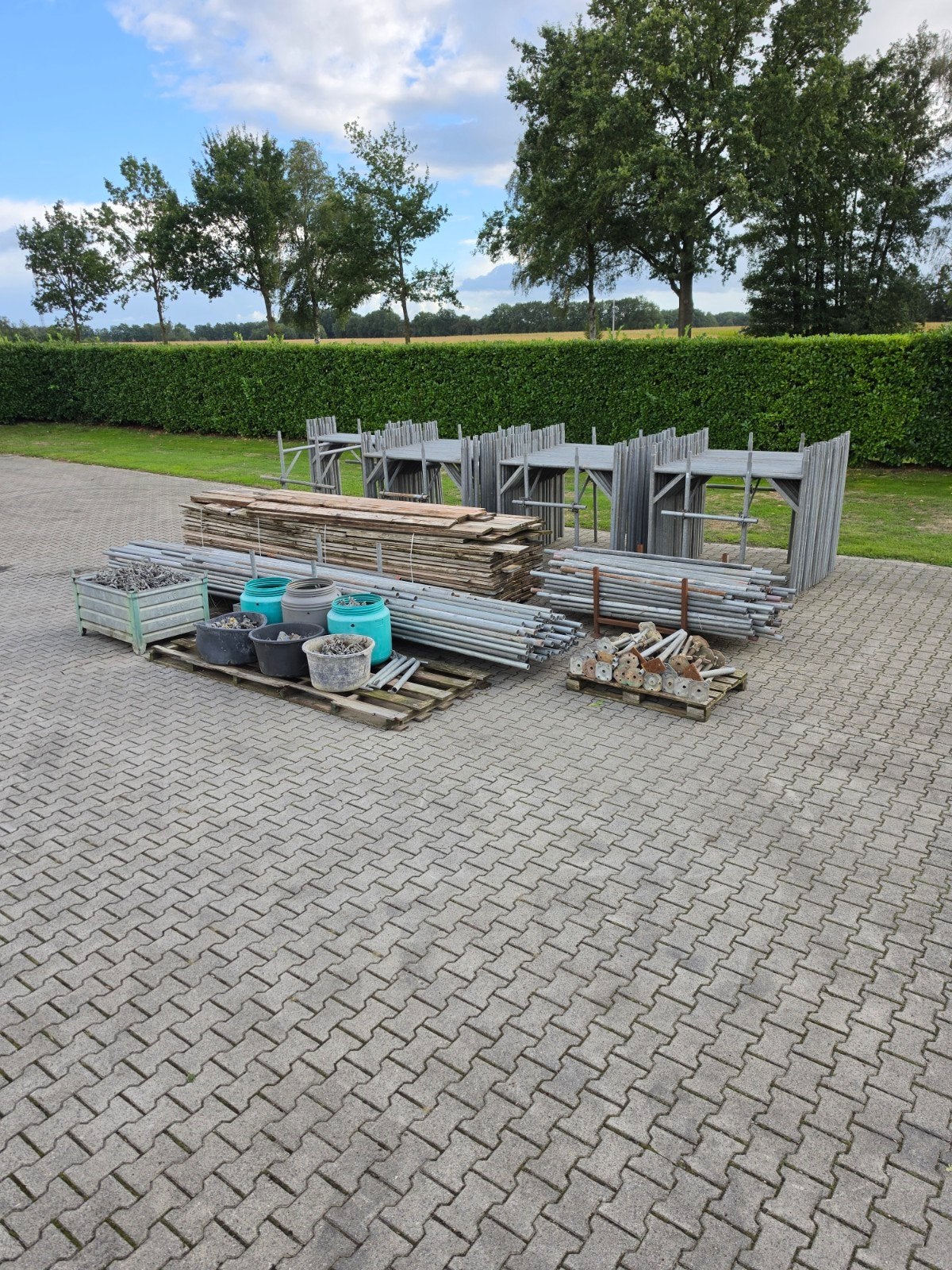 Foto 3 van Grote complete Gevelsteiger Te Koop (H-jukken buizen klemmen